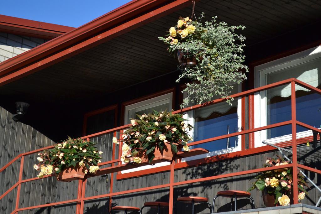 Hotel Nooruse Majutus à Kuressaare Extérieur photo